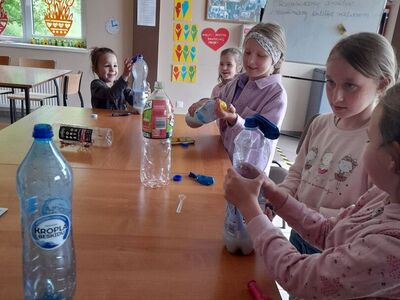 Dzieci przeprowadzają eksperyment pt. Balon jak na drożdżach.