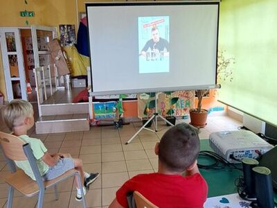 Podopieczni PWD Laski w trakcie oglądania projekcji multimedialnej na temat energetyków.