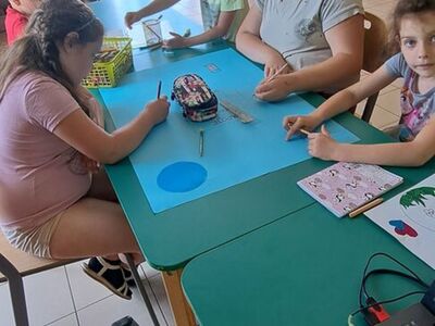 Podopieczni w trakcie wspólnej pracy nad plakatem o skutkach nadużywania energetyków.