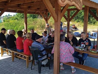 Mieszkańcy Święcianowa uczestniczą w spotkaniu integracyjnym po zakończeniu budowy wiaty. 