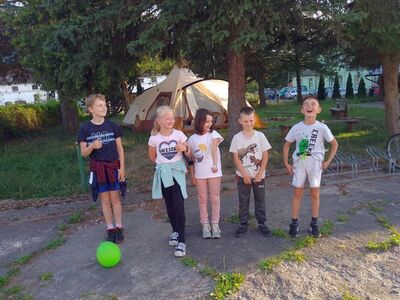 Dzieci z PWD w Podgórkach na wakacyjnym biwaku.