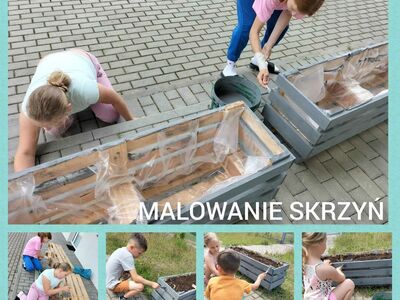 Wychowankowie z PWD Kusice podczas malowania skrzyni na truskawki i kwiaty.