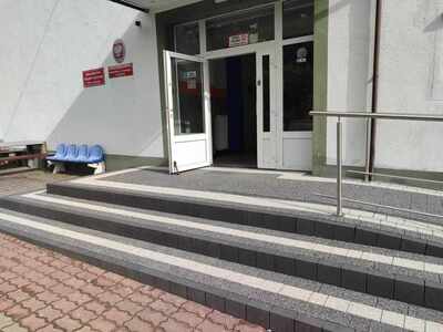 Nowe schody i podjazd dla niepełnosprawnych w szkole podstawowej w Lejkowie.