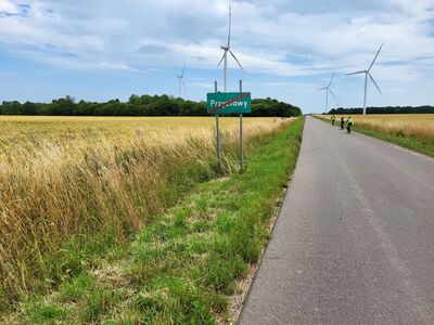 Dzieci z Karwic opuszczają Przystawy rowerami. 
