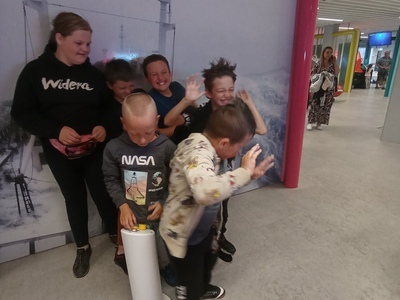 Wychowankowie z PWD z Lasek w trakcie zabawy z wodą i wiatrem w Morskim Centrum Nauki.