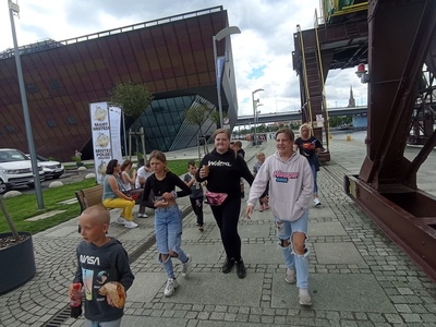 Wychowankowie z PWD z Lasek w trakcie zwiedzania Szczecina.