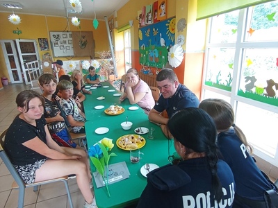 Wychowankowie z PWD z Lasek rozmawiają z Policjantami o ich pracy.