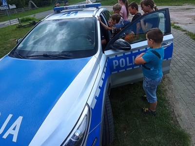 Wychowankowie z PWD z Lasek oglądają sprzęt Policyjny.