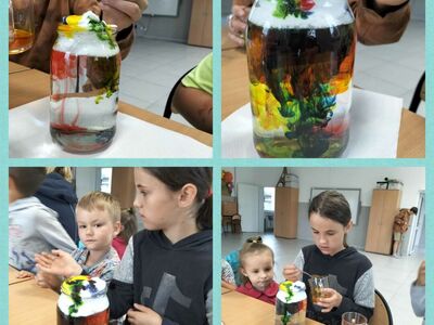 Wychowankowie w trakcie wykonywania doświadczenia pt. Kosmos w słoiku.