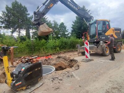 Prace remontowe drogi w Ostrowcu. 