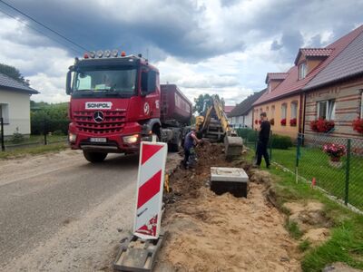 Prace remontowe drogi w Ostrowcu. 
