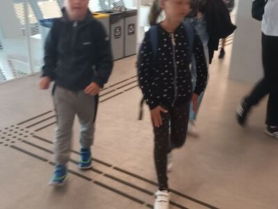 Spacer dzieci po Morskim Centrum Nauki.