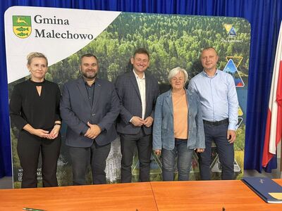Skarbnik Sylwia Piechota, wójt Radosław Nowakowski, marszałek Tomasz Sobieraj, sołtys Krystyna Nieradka, Adrian Bryda.