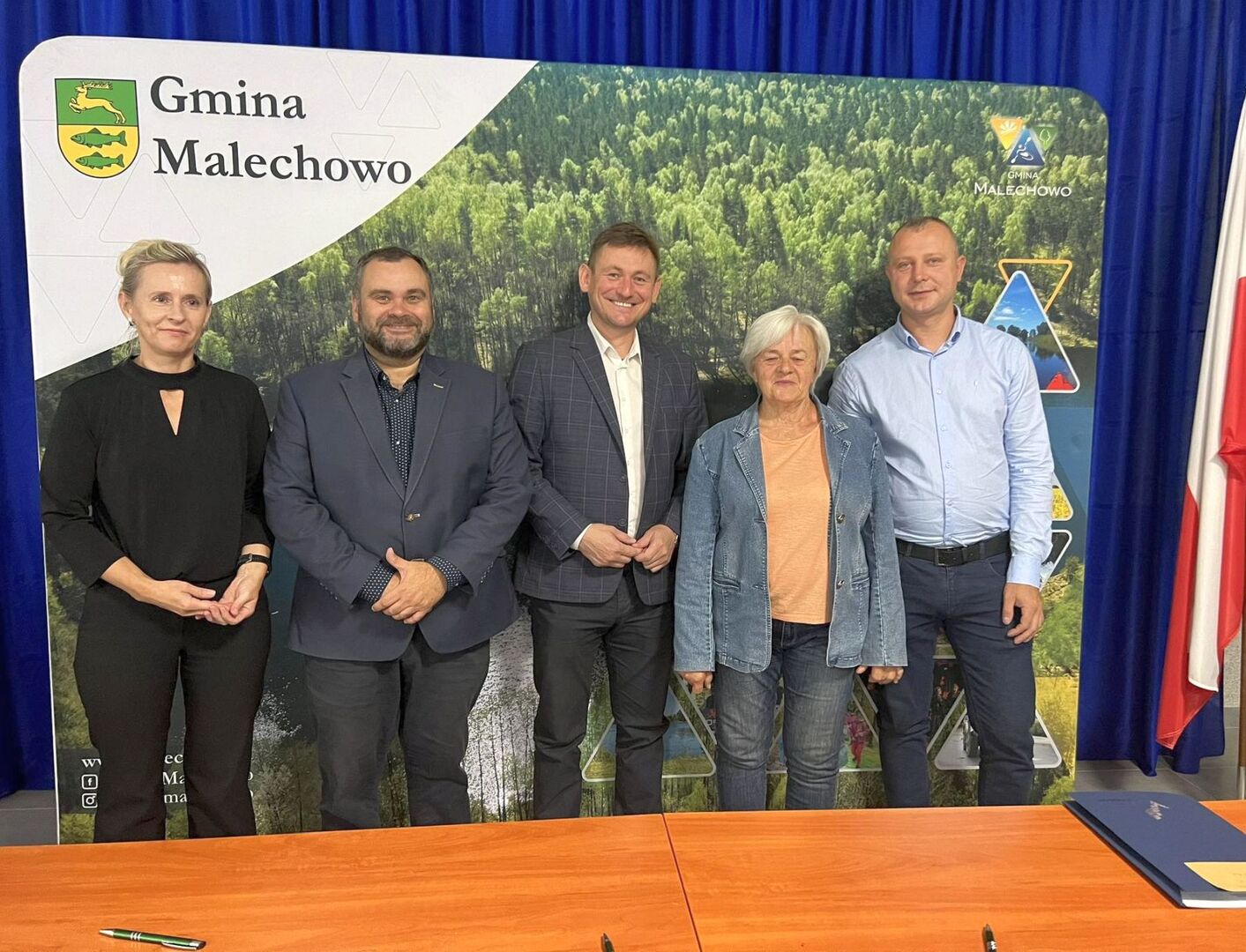 Skarbnik Sylwia Piechota, wójt Radosław Nowakowski, marszałek Tomasz Sobieraj, sołtys Krystyna Nieradka, Adrian Bryda.