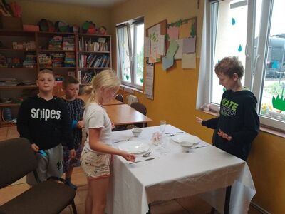 Wychowankowie uczą się zasad savoir vivre - nakrywają do stołu.