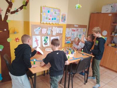 Dzieci wykonują prace plastyczne.