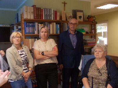 Członkowie Koła Przyjaciół Ostrowca podczas wizyty w bibliotece w Ostrowcu.