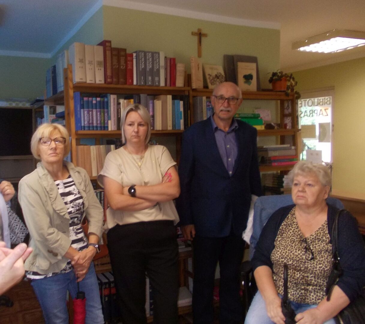 Członkowie Koła Przyjaciół Ostrowca podczas wizyty w bibliotece w Ostrowcu.