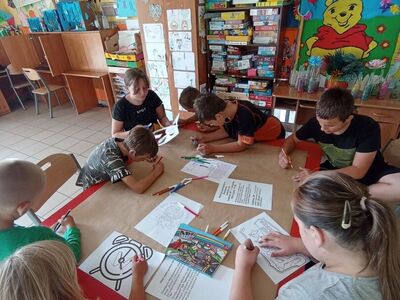 Dzieci z PWD z Lasek wykonują plakat o Powstaniu Warszawskim.