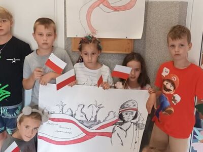 Wychowankowie świetlicy prezentują wykonany plakat.