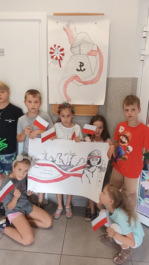 Wychowankowie świetlicy prezentują wykonany plakat.
