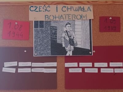 Tablica upamiętniająca rocznicę Powstania Warszawskiego w wykonaniu dzieci. 
