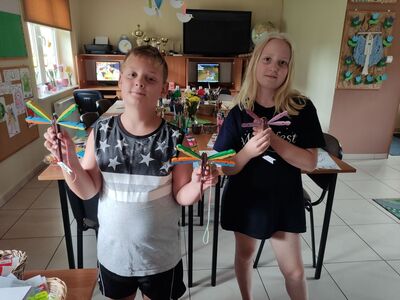 Wychowankowie PWD Kosierzewo eksponują ręcznie wykonane ważki.