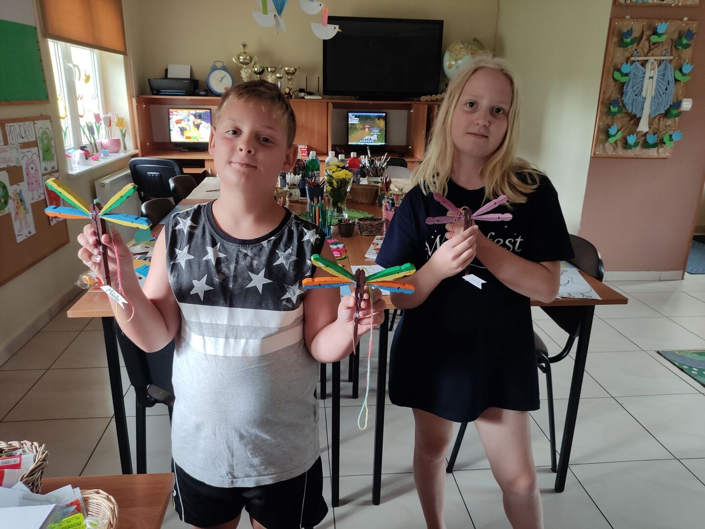 Wychowankowie PWD Kosierzewo eksponują ręcznie wykonane ważki.