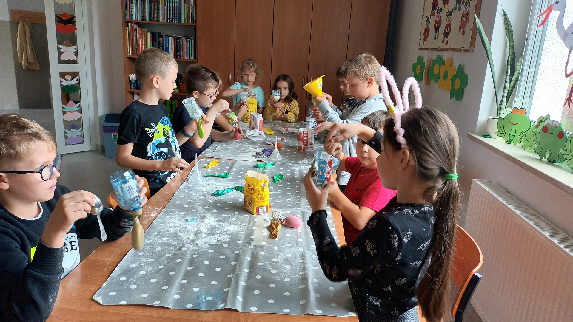 Wychowankowie PWD Ostrowiec podczas wykonywania gniotków.