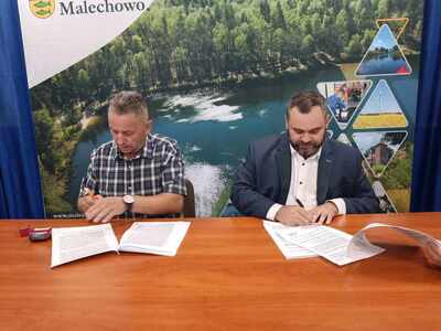 Wójt Gmina Malechowo oraz Pan Kazimierz Gozdal podczas podpisania umowy w Świetlicy Kultury w Malechowie.