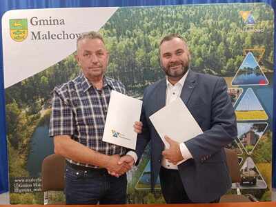 Wójt Gmina Malechowo oraz Pan Kazimierz Gozdal podczas podpisania umowy w Świetlicy Kultury w Malechowie.