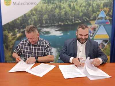 Wójt Gmina Malechowo oraz Pan Kazimierz Gozdal podczas podpisania umowy w Świetlicy Kultury w Malechowie.