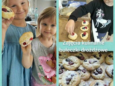 Dziewczynki prezentują gotowe bułeczki, chłopiec układa owoce na bułeczkach.