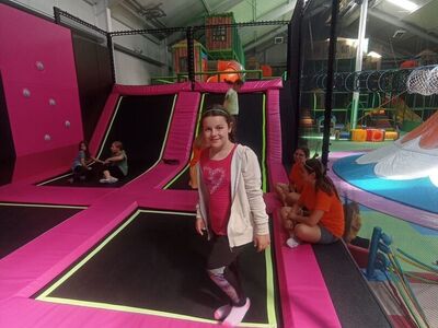 Dzieci z PWD z Lasek na trampolinach.
