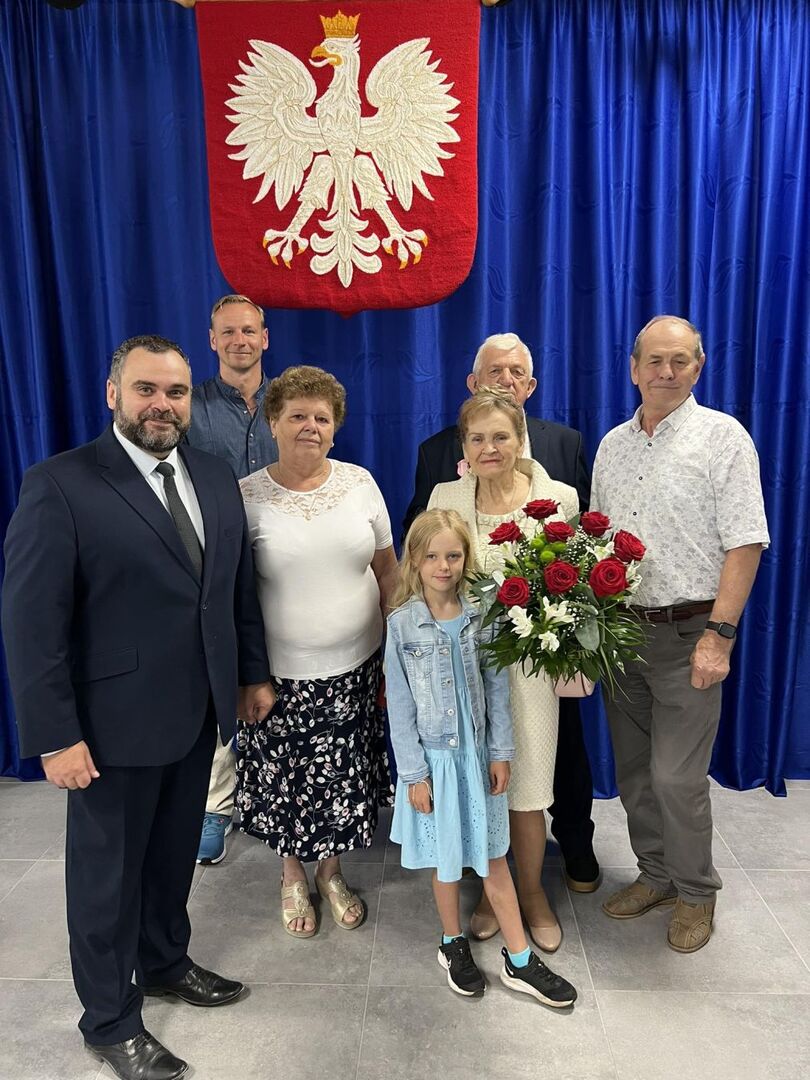 Jubilaci Ryszarda i Stefan Łabądź z rodziną oraz wójtem gminy Malechowo.