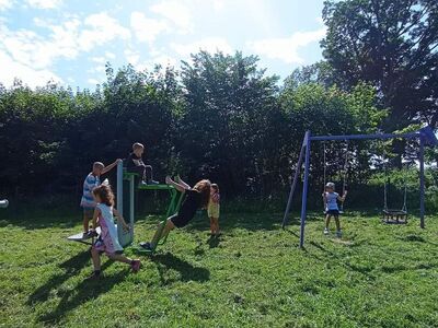 Dzieci w trakcie zabaw integracyjnych na placu zabaw.