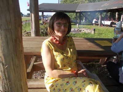 Członkowie Koła Przyjaciół Ostrowca podczas spotkania na boisku w Ostrowcu. 