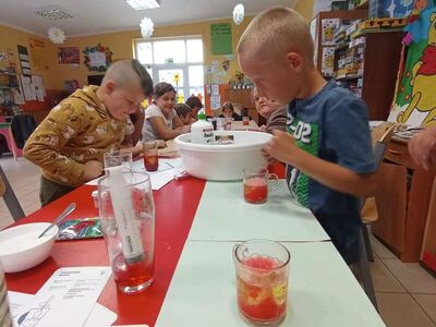 Wychowankowie z PWD z Lasek wykonują doświadczenie galaktyka.