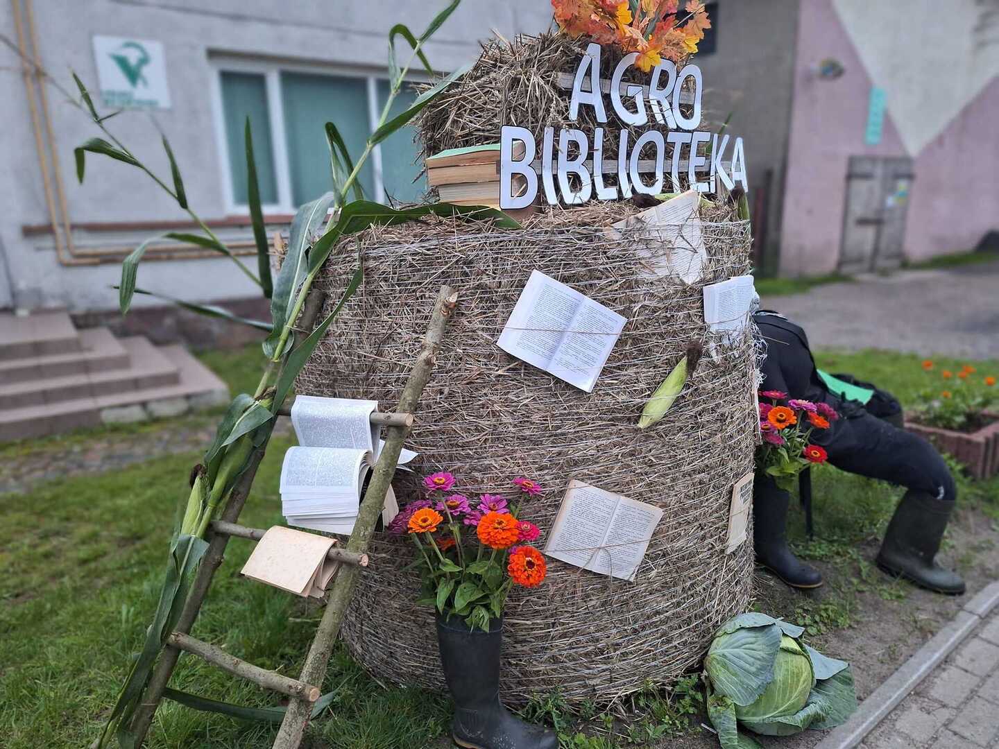 Ozdoby dożynkowe w Malechowie.