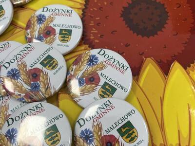 Zdjęcia butonów na Dożynki Gminne 2023. 