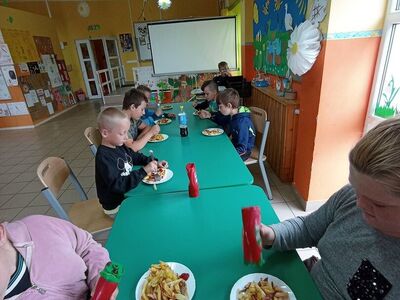 Wychowankowie z PWD z Lasek degustują frytki.