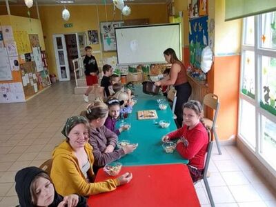 Wychowankowie z PWD z Lasek degustują łazanki z kiełbasą i cebulą.