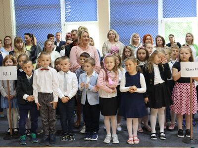 Uczniowie klasy pierwszej z wychowawcą w trakcie uroczystego apelu.