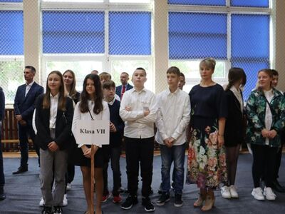 Uczniowie klasy siódmej z wychowawcą w trakcie uroczystego apelu.
