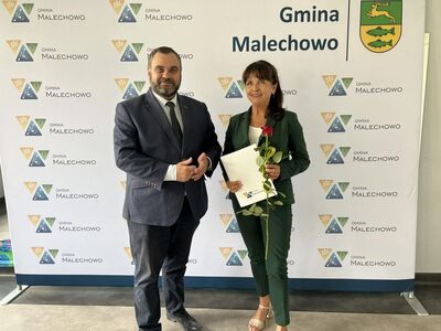 Od lewej: wójt Radosław Nowakowski oraz Barbara Chylewska - dyrektor szkoły.