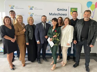 Pamiątkowe zdjęcie z dyrektor ZS w Ostrowcu z władzami samorządowymi oraz komisją oświatową.