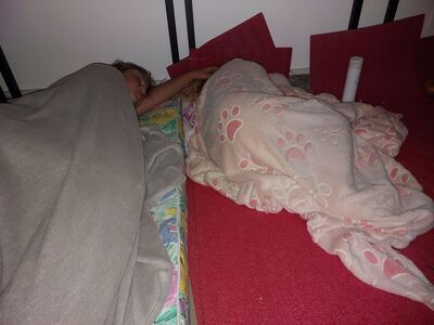Dziewczynki w trakcie nocowania na świetlicy.