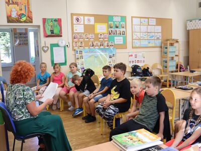 Uczniowie klasy trzeciej w trakcie 12. Akcji Narodowego Czytania.