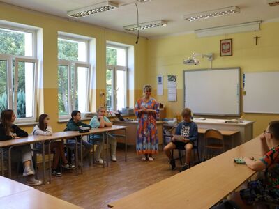 Uczniowie klasy siódmej w trakcie 12. Akcji Narodowego Czytania.