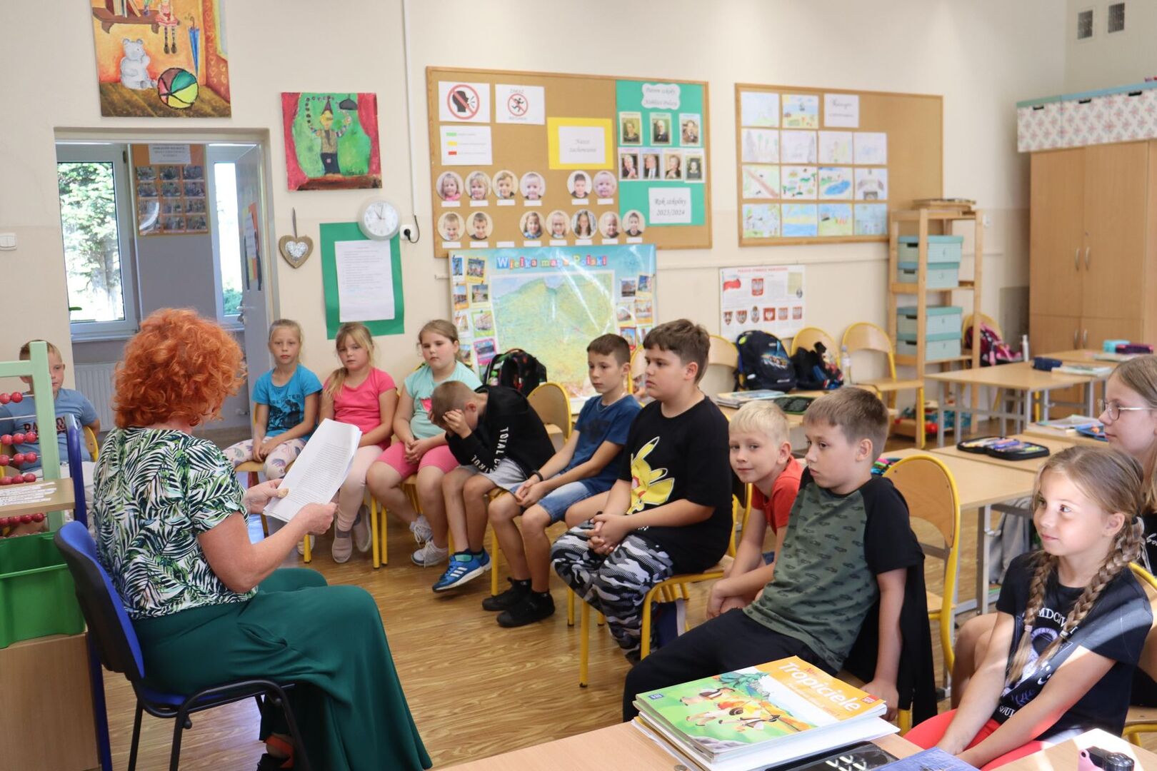 Uczniowie klasy trzeciej w trakcie 12. Akcji Narodowego Czytania.